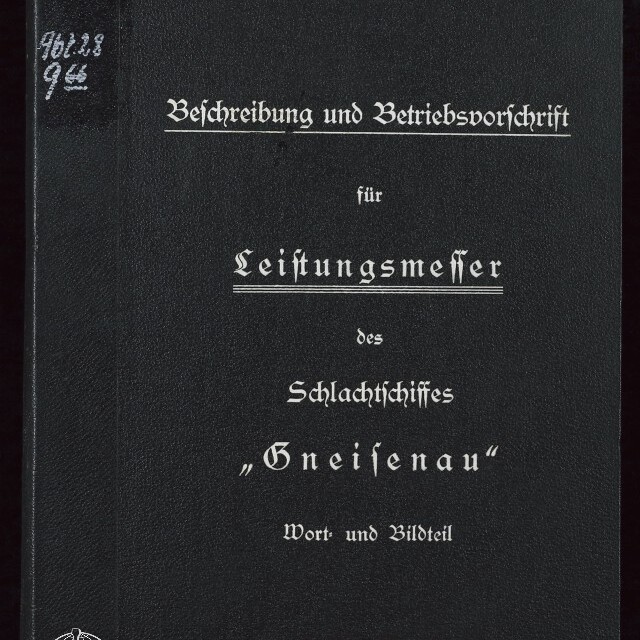 Schwarzer Buchdeckel mit weißer Frakturschrift: oben „Nur für den Dienstgebrauch“, mittig „Beschreibung und Betriebsvorschrift für Leistungsmesser des Schlachtschiffes ‚Gneisenau‘“, unten „Wort- und Bildteil“ und links unten das Logo des Internationalen Maritimen Museums Hamburg.