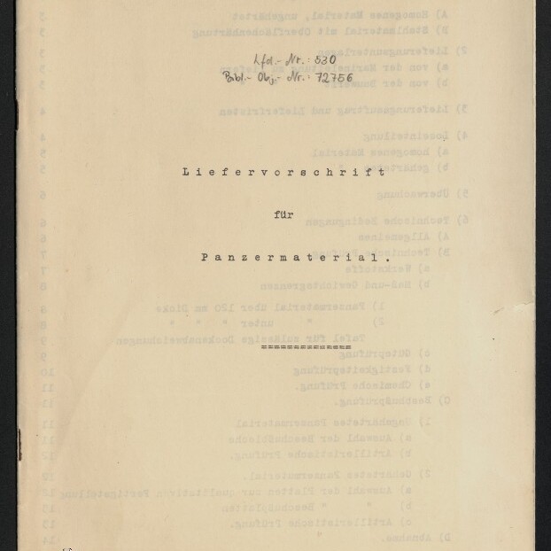 Deckblatt einer alten getippten Dienstanweisung mit dem zentrierten Titel „Liefervorschrift für Panzermaterial“ auf vergilbtem Papier, handschriftliche Nummern oben, Stempel und Inventarzeichen unten rechts sowie Museumslogo unten links.