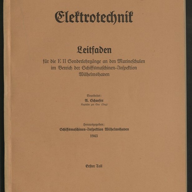 Beige Buchdeckel mit dem Frakturtitel „Elektrotechnik“, darunter „Leitfaden“ und weitere deutschsprachige Angaben zu Marineschulen und der Schiffsmachinen-Inspektion Wilhelmshaven, Erscheinungsjahr 1943, unten links weißer Stempel des Internationalen Maritimen Museums Hamburg.