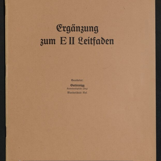 Beiger Buchumschlag auf dunklem Hintergrund mit schwarzem Frakturschrift-Titel Ergänzung zum E II Leitfaden, kleinem Bearbeitertext in der Mitte und Museumswasserzeichen unten links.