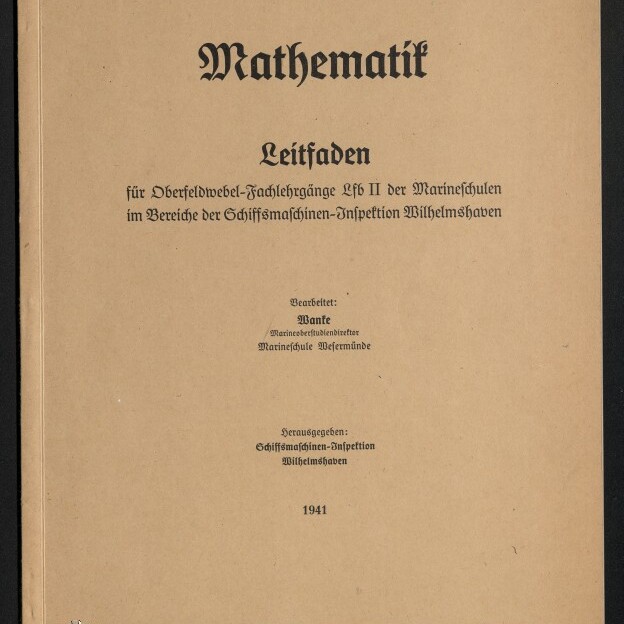 Beige Buchumschlag einer 1941 erschienenen Anleitung mit dem Titel »Mathematik – Leitfaden« in Frakturschrift, bestimmt für Marineschulen/Schiffsmaschinen‑Inspektion Wilhelmshaven, mit gedruckten Herausgeberangaben und Museumslogo unten links.