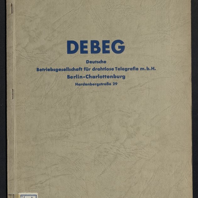Beige, strukturiertes Heftcover mit großem blauen Titel ‚DEBEG‘ und darunter in kleineren blauen Lettern die Firmenbezeichnung ‚Deutsche Betriebsgesellschaft für drahtlose Telegrafie m.b.H., Berlin‑Charlottenburg, Hardenbergstraße 29‘; links sichtbare Heftung und unten links weißes Museumslogo mit der Aufschrift ‚Internationales Maritimes Museum Hamburg‘.