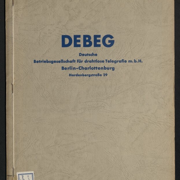 Beige, strukturiertes Heftcover mit großem blauem Titel „DEBEG“ und darunter kleingedrucktem Text „Deutsche Betriebsgesellschaft für drahtlose Telegrafie m.b.H., Berlin‑Charlottenburg, Hardenbergstraße 29“ sowie einem kleinen Museumslogo unten links.
