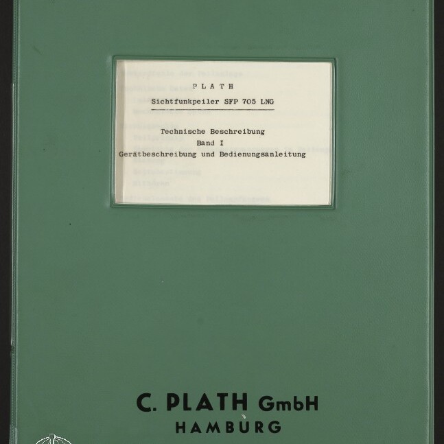 Grüner Ringordner mit Sichtfenster, in dem eine getippte Karte mit der Überschrift PLATH Sichtfunkpeiler SFP 705 LNG und dem Text Technische Beschreibung Band I Geräteschreibung und Bedienungsanleitung sichtbar ist; unten auf dem Einband der Schriftzug C. PLATH GmbH HAMBURG und das Logo des Internationalen Maritimen Museums Hamburg.