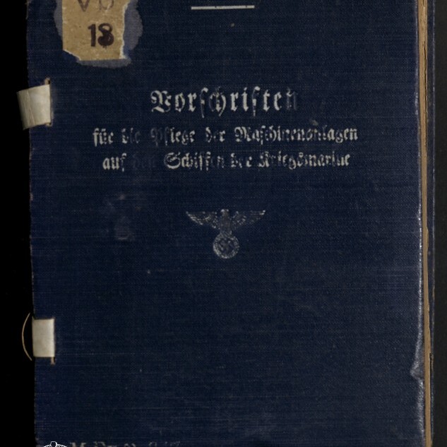 Dunkelblauer, abgenutzter Buchumschlag mit verblasster Frakturschrift, aufgeklebtem Papieretikett 'Vb 18' oben links, weißem Band am Rand, kleinem Reichsadler-Emblem in der Mitte und dem Logo/Schriftzug des Internationalen Maritimen Museums Hamburg unten links.