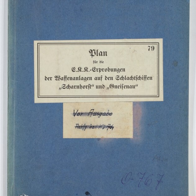 Blauer Dokumentenumschlag mit aufgeklebtetem Etikett »Plan für die E.R.R.-Erprobungen der Waffenanlagen auf den Schlachtschiffen „Scharnhorst“ und „Gneisenau“«, mit handschriftlichen Nummern, Stempeln und dem Logo des Internationalen Maritimen Museums Hamburg unten links.