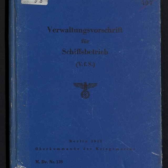 Blauer, leicht abgenutzter Buchdeckel mit dem Titel „Verwaltungsvorschrift für Schiffsbetreib (V.f.S.)“, mittig ein Hoheitsadler mit Hakenkreuz, handschriftlicher Aufkleber oben links und kleines Museumslogo unten links.