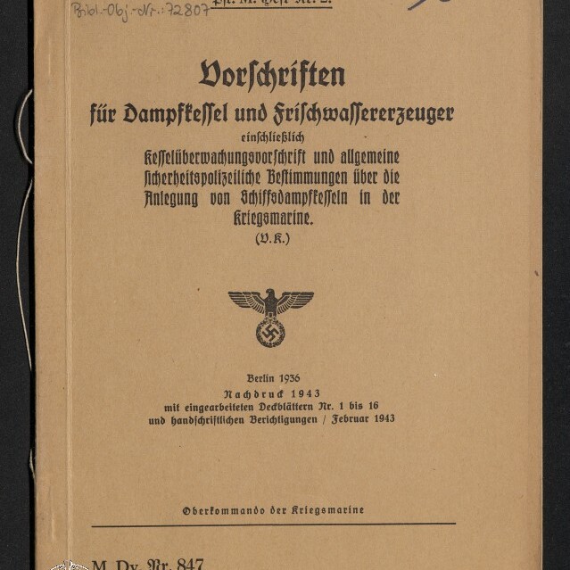 Buchumschlag eines deutschen Vorschriftenhefts mit schwarzem Fraktur-Titel „Vorschriften für Dampfkessel und Frischwassererzeuger“, Datierung 1936/1943 und darunter ein Reichsadler mit Hakenkreuz sowie ein aufgedruckter Museumsstempel des Internationalen Maritimen Museums Hamburg.