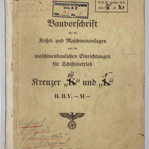 Deckblatt einer deutschen Marineschrift, Berlin 1938, mit dem Titel ‚Bauvorschrift für die Kessel- und Maschinenanlagen…für Schiffsbetrieb der Kreuzer „K“ und „N“‘, gestempelt und handschriftlich annotiert, mit Reichsadler und Hakenkreuz sowie Museumswasserzeichen.