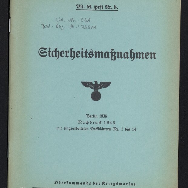 Titelblatt eines blass blaugrünen Heftes mit großem Frakturtitel „Sicherheitsmaßnahmen“, darüber die Angabe „Bfl. M. Heft Nr. 8.“ und handschriftliche Notizen; in der Mitte ein Reichsadler mit Hakenkreuz, darunter die Angaben „Berlin 1936“ und „Nachdruck 1943“ sowie ein Stempel des Internationalen Maritimen Museums Hamburg.