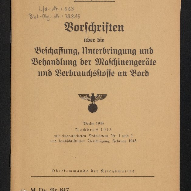 Titelblatt eines deutschen Marinehandbuchs in Frakturschrift mit dem Titel „Vorschriften über die Beschaffung, Unterbringung und Behandlung der Maschinengeräte und Verbrauchsstoffe an Bord“, Reichsadler-Emblem in der Mitte, Datierung Berlin 1936/Nachdruck 1943 und Stempel des Internationalen Maritimen Museums Hamburg.