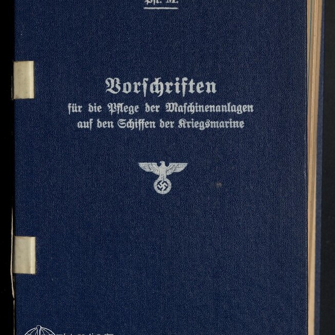 Dunkelblauer Buchumschlag mit weißer Frakturschrift 'Vorschriften für die Pflege der Maschinenanlagen auf den Schiffen der Kriegsmarine' und einem Reichsadler mit Hakenkreuz in der Mitte; unten links das Logo des Internationalen Maritimen Museums Hamburg.