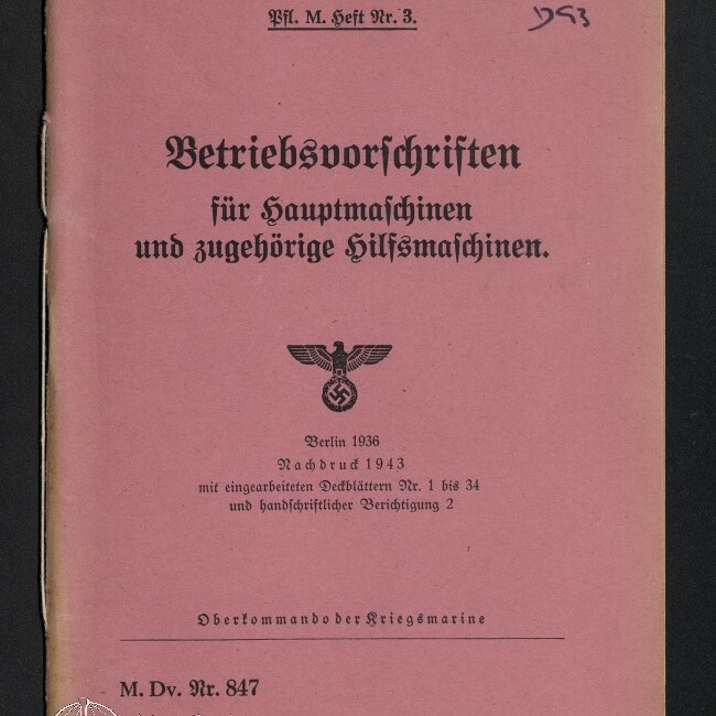 Rosa Einband eines deutschen Diensthefts in Frakturschrift mit der Überschrift „Betriebsvorschriften für Hauptmaschinen und zugehörige Hilfsmaschinen“, darunter das nationalsozialistische Reichsadler‑Emblem mit Hakenkreuz sowie die Angaben „Berlin 1936“ und „Nachdruck 1943“ und ein Stempel des Internationalen Maritimen Museums Hamburg.