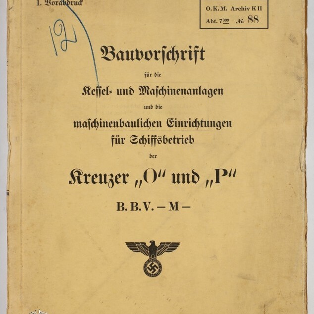 Vergilbtes Titelblatt eines deutschen Bauvorschriftshefts (Berlin 1939) mit schwarzer Frakturschrift 'Bauvorschrift' und dem Text zu Kessel- und Maschinenanlagen für die Kreuzer „O“ und „P“, handschriftlichen Nummern und Stempeln, einem Reichsadler mit Hakenkreuz sowie einem Wasserzeichen des Internationalen Maritimen Museums Hamburg unten links.