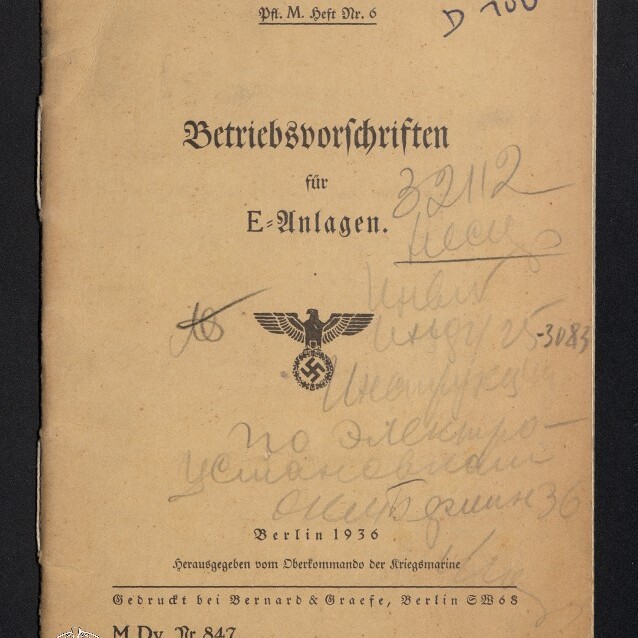 Verblasstes beige Heft mit Frakturschrift-Titel 