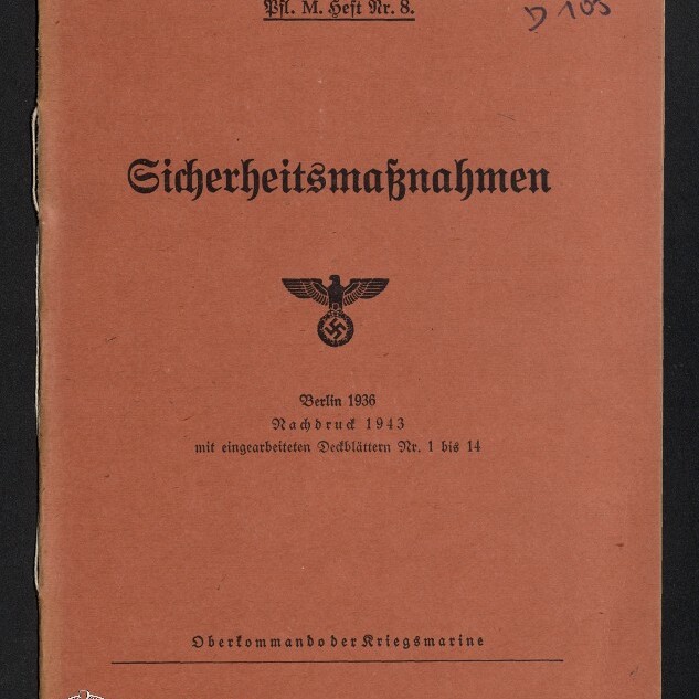 Rotbraunes Heftcover mit dem Titel 'Sicherheitsmaßnahmen' in schwarzer Frakturschrift, mittig ein Reichsadler mit Hakenkreuz, darunter die Druckangaben 'Berlin 1936' und 'Nachdruck 1943' sowie 'Oberkommando der Kriegsmarine', mit handschriftlicher Notiz oben rechts und Museumslogo unten links.
