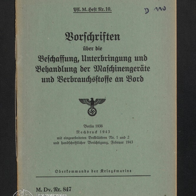 Titelseite eines deutschen Marine‑Hefts in schwarzer Frakturschrift mit dem Titel 'Vorschriften über die Beschaffung, Unterbringung und Behandlung der Maschinengeräte und Verbrauchsstoffe an Bord', darunter der Reichsadler mit Hakenkreuz, Druckangaben 'Berlin 1936 / Nachdruck 1943' und das Signum 'M. Dv. Nr. 847', unten links Museumssiegel des Internationalen Maritimen Museums Hamburg.
