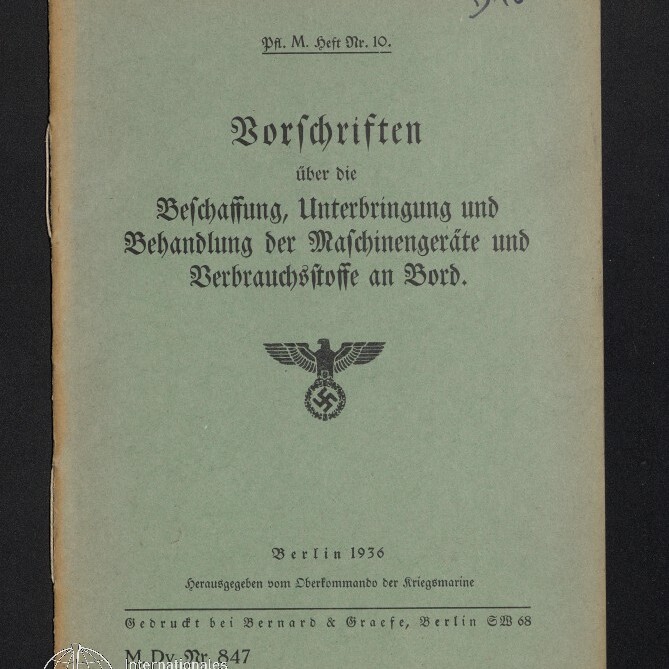 Umschlag eines blassgrünen deutschen Hefts von 1936 mit dem gedruckten Titel »Vorschriften über die Beschaffung, Unterbringung und Behandlung der Maschinengeräte und Verbrauchsstoffe an Bord« und einem Reichsadler mit Hakenkreuz in der Mitte.