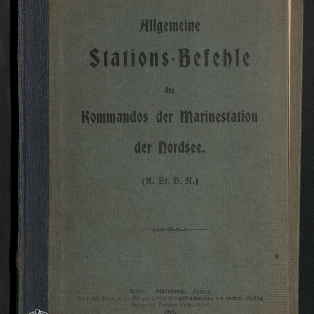 Grau-blaues Buchcover im Hochformat mit schwarzer Frakturschrift 'Allgemeine Stations-Befehle des Kommandos der Marinestation der Nordsee' und kleinem Logo des Internationalen Maritimen Museums Hamburg unten links.