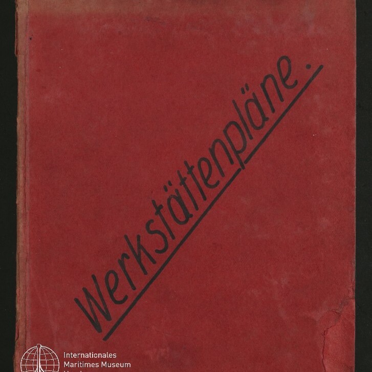 Rotes Heft mit diagonalem schwarzen Schriftzug „Werkstättenpläne“, leicht abgenutzten Kanten und kleinem weißen Logo des Internationalen Maritimen Museums Hamburg unten links.