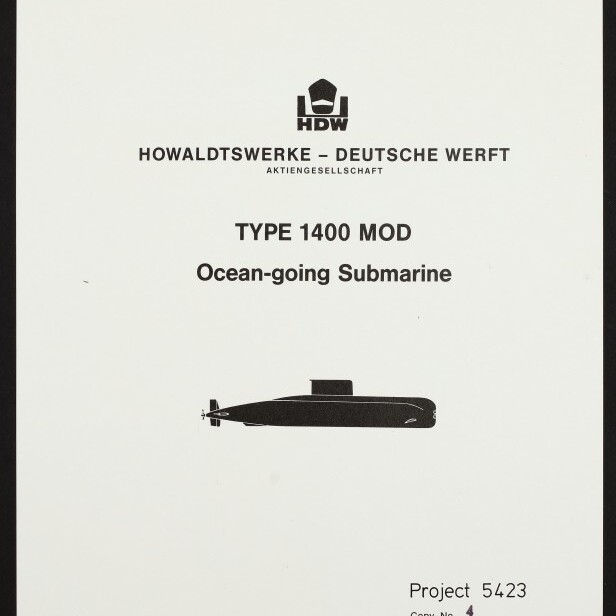 Deckblatt eines weißen Firmen‑Dokuments mit HDW‑Logo und rotem Schriftzug COMMERCIAL IN CONFIDENCE oben, Titel HOWALDTSWERKE – DEUTSCHE WERFT AKTIENGESELLSCHAFT und TYPE 1400 MOD Ocean‑going Submarine, einer schwarzen U‑Boot‑Silhouette in der Mitte sowie der Angabe Project 5423 Copy No. 4 unten rechts und einem Stempel unten links.