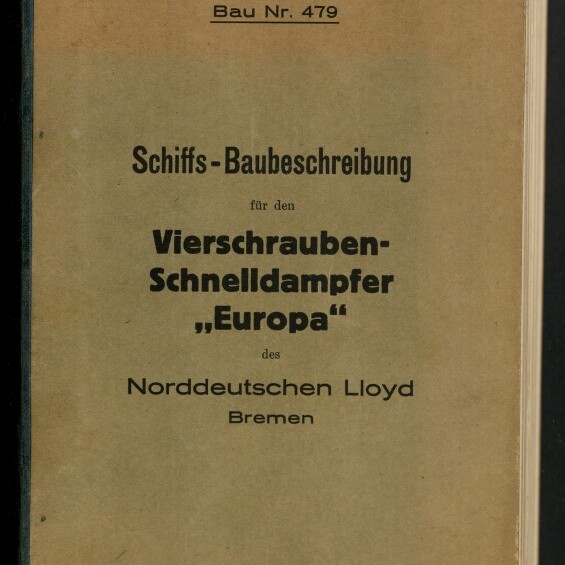Beiger Einband eines alten Hefts mit der Überschrift 'Schiffs-Baubeschreibung für den Vierschrauben-Schnelldampfer „Europa“ des Norddeutschen Lloyd Bremen' und dem Vermerk 'Bau Nr. 479', mit Museumssignet unten links.