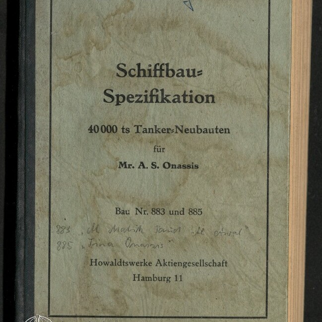 Verwitterte, wasserfleckige Titelseite einer Broschüre mit dem Drucktext ‚Schiffbau‑Spezifikation — 40 000 ts Tanker‑Neubauten für Mr. A. S. Onassis‘, Bau‑Nr. 883 und 885, handschriftlichen Notizen oben und einem Logo des Internationalen Maritimen Museums Hamburg unten links.