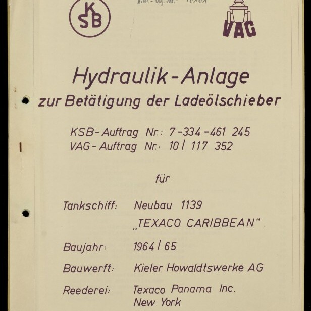 Deckblatt eines technischen Handbuchs mit lila Schrift »Hydraulik-Anlage zur Betätigung der Ladeölschieber«, KSB- und VAG-Logos oben, handschriftlichem Vermerk am oberen Rand, Lochstanzung links, Stempel unten links und Angaben zum Tankschiff »TEXACO CARIBBEAN«, Baujahr 1964/65 sowie Werks- und Reedereiinformationen.