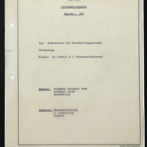 Fotografie einer eingerahmten Papierseite mit zentriert getipptem deutschen Titelblatt einer Bauvorschrift für ein Fischereifahrzeug (Bau-Nr. 342), zwei gelochten Randlöchern links und einer Colour-&-Grey-Kontrollkarte mit Museumslogo am unteren Bildrand.