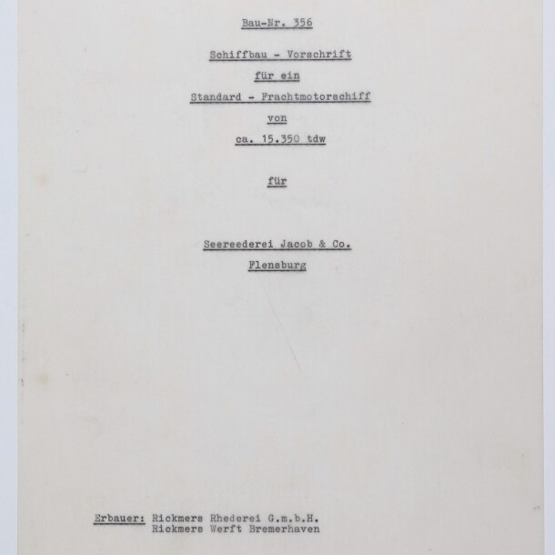 Getippte Titelseite einer Schiffsbau-Vorschrift (Stand: 17. Juli 1969) mit zentriertem Text: Bau-Nr. 356; Schiffbau-Vorschrift für ein Standard-Frachtmotorschiff von ca. 15.350 tdw für Seereederei Jacob & Co., Flensburg; unten links Erbauerangabe Rickmers Rhederie G.m.b.H., Rickmers Werft Bremerhaven und rundes Stempel-/Logosiegel des Internationalen Maritimen Museums Hamburg.