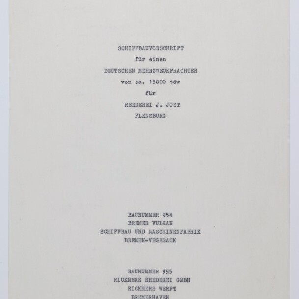 Titelseite einer getippten Schiffbauvorschrift (Stand: 7. Januar 1969) mit zentriertem Text über einen deutschen Mehrzweckfrachter von ca. 15.000 tdw für Reederei J. Jost (Flensburg), Angabe von Baunummern und Werftnamen (Bremer Vulkan, Rickmers) und einem Museumsstempel unten links.