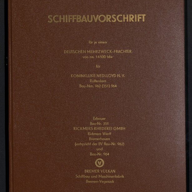 Brauner Buchdeckel mit goldgeprägtem Titel 'SCHIFFBAUVORSCHRIFT' und mehreren goldenen Zeilen Text in der Mitte; unten links weißes Logo und Schriftzug 'Internationales Maritimes Museum Hamburg'.