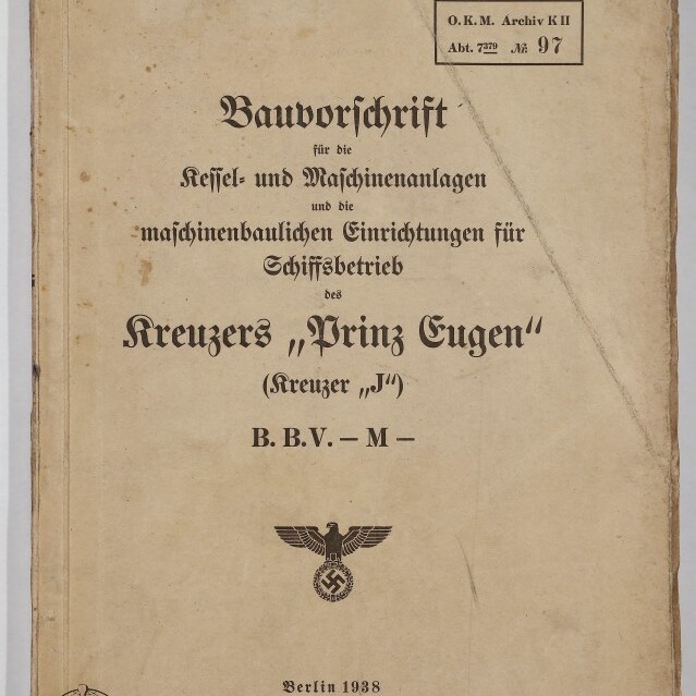Deckblatt einer 1938 in Berlin erschienenen Bauvorschrift für Kessel- und Maschinenanlagen des Kreuzers „Prinz Eugen“ mit gedrucktem Vermerk „Nur für den Dienstgebrauch!“, Reichsadler mit Hakenkreuz, roter handschriftlicher Nummerierung und Museumsstempel.