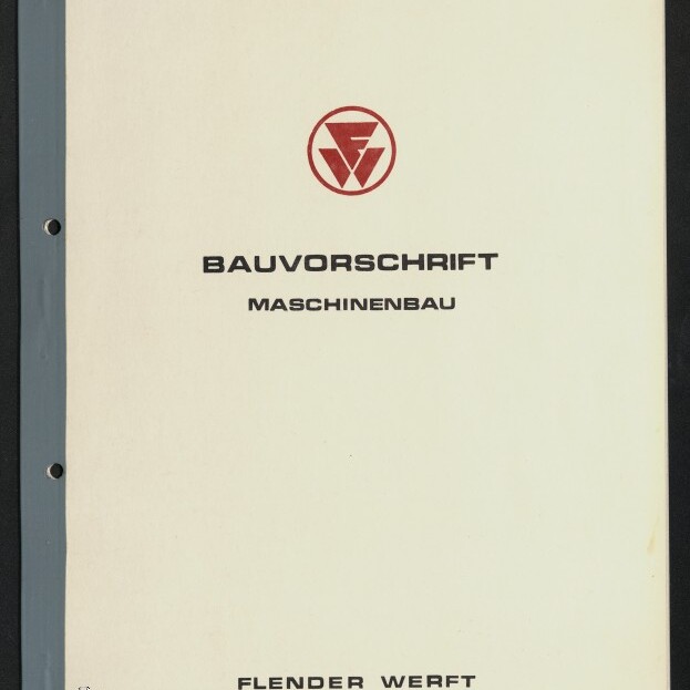 Umschlag eines hellen Handbuchs mit grauem Bund links und zwei gelochten Ringösen, zentralem roten Firmenlogo sowie dem Titel 'BAUVORSCHRIFT' mit dem Untertitel 'MASCHINENBAU' und dem Schriftzug 'FLENDER WERFT' am unteren Rand.