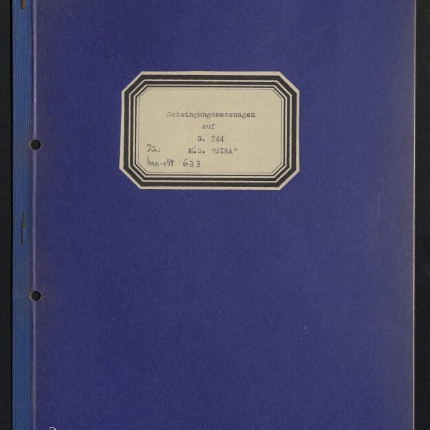 Blaues Hefter-/Buchcover mit mittig klebendem weißem Etikett, auf dem in deutscher Schrift „Schwingungsmessungen auf S. 744 M.S. ‚ISTRA‘ Inv.-Nr. 633“ steht; links zwei Lochungen am Rand und unten links weißes Logo des Internationalen Maritimen Museums Hamburg.
