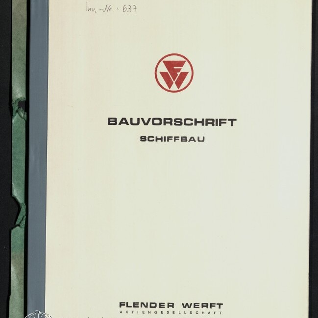 Gebundenes Handbuch mit cremefarbenem Einband, oben handschriftlicher Vermerk ‚Unterschriebene Bauvorschrift‘, mittig rotes Firmenlogo und Titel ‚BAUVORSCHRIFT SCHIFFBAU‘, links grüne Leinenbindung und unten Verlagsangabe ‚FLENDER WERFT‘ sowie Museumsstempel unten links.