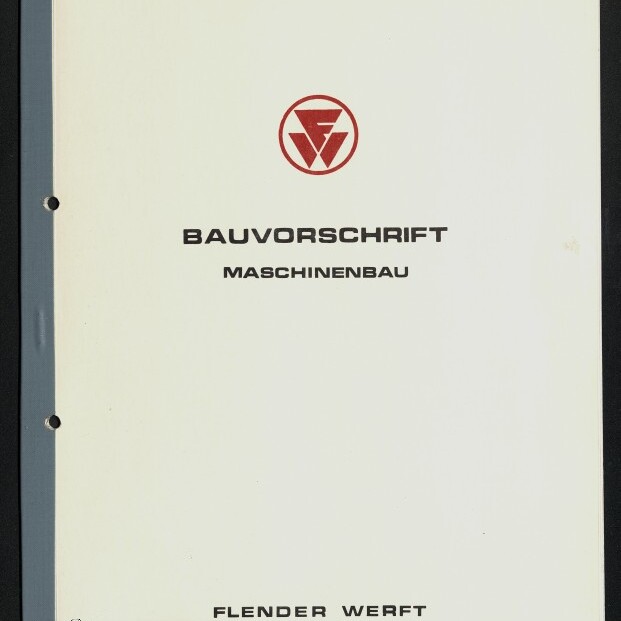 Weiße Titelseite einer technischen Vorschrift mit rotem Kreislogo oben, mittig der Titel ‚BAUVORSCHRIFT‘ und darunter ‚MASCHINENBAU‘, blauem Buchrücken links mit zwei Lochungen und dem Verlegernamen ‚FLENDER WERFT‘ am unteren Rand.
