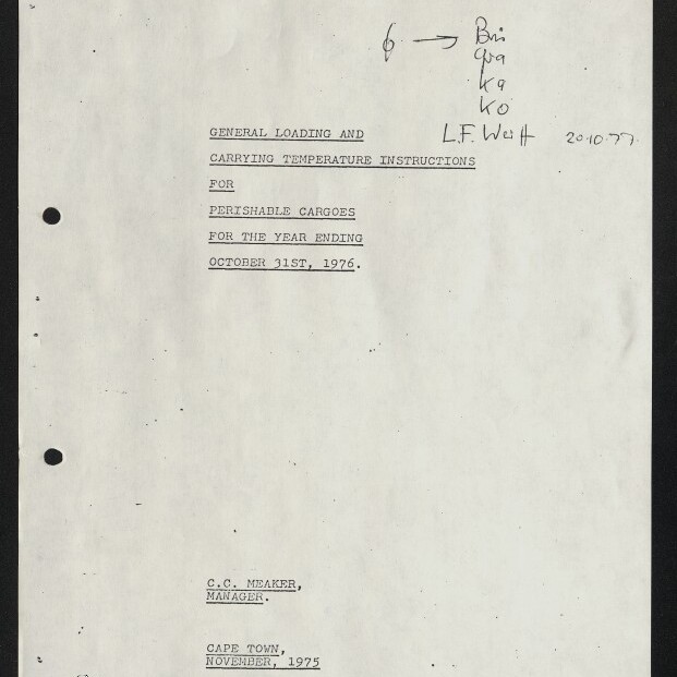 Schwarzweiß-Foto einer Seite eines amtlichen Dokuments mit getipptem Titel 'PERISHABLE PRODUCTS EXPORT CONTROL BOARD' und Untertitel zu Lade- und Temperaturvorschriften für verderbliche Fracht (Jahr endend 31. Oktober 1976), mit handschriftlichen Notizen oben rechts, Lochungen am linken Rand und rundem Stempel unten links.