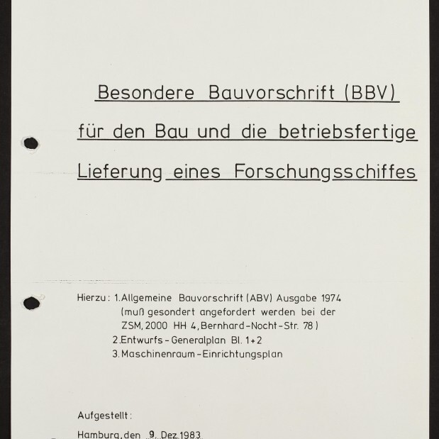 Deckblatt einer technischen Vorschrift auf weißem Papier mit Kopfzeile ZSM und SCHIFFKO, zentralem Titel ‚Besondere Bauvorschrift (BBV) für den Bau und die betriebsfertige Lieferung eines Forschungsschiffes‘, zwei Lochungen am linken Rand, Stempel und handschriftliche Unterschrift unten sowie Datum ‚9. Dez. 1983‘.