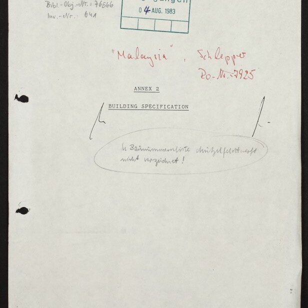 Scan einer Deckseite mit dem Titel ANNEX 2 BUILDING SPECIFICATION, einem grünen Eingangsstempel Eingegangen 04 AUG. 1983, mehreren handschriftlichen Notizen oben in Blau und Rot, einer eingekreisten Bleistiftanmerkung in der Mitte, Lochstanzungen am linken Rand und dem Logo des Internationalen Maritimen Museums Hamburg unten links.