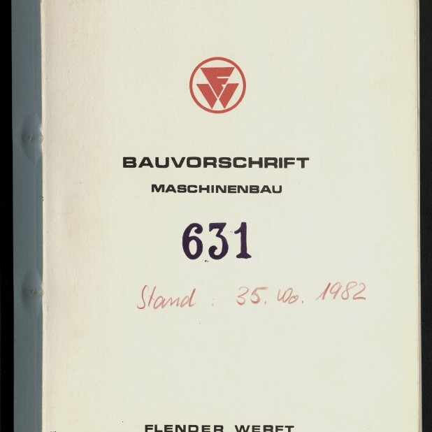 Weißes Heft mit blauem Buchrücken, oben ein rotes rundes Logo, mittig die Überschrift BAUVORSCHRIFT MASCHINENBAU und groß die Nummer 631 in lila, darunter handschriftlicher roter Vermerk »Stand: 35. Wo. 1982« sowie unten der Firmenname FLENDER WERFT und ein Rundstempel links unten.