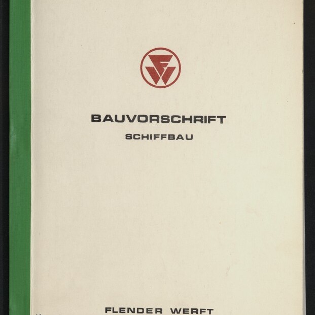 Deckblatt eines technischen Heftes mit grünem Buchrücken, mittig rotem Firmenlogo und Titel ‚BAUVORSCHRIFT SCHIFFBAU‘, handschriftlichem Vermerk ‚Stand: 7.1.1983‘ oben rechts sowie dem Firmennamen ‚FLENDER WERFT‘ unten auf weißem Hintergrund, links unten Stempel des Internationalen Maritimen Museums.