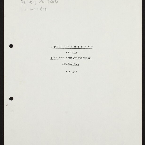Blatt mit Briefkopf ‚FLENDER WERFT Aktiengesellschaft‘ oben, mittig der getippte Titel ‚SPEZIFIKATION für ein 1190 TEU CONTAINERSCHIFF NEUBAU 638 011-011‘, handschriftliche Bleistiftnotizen oben links, zwei Lochungen am linken Rand und unten links das Logo sowie die Aufschrift ‚Internationales Maritimes Museum Hamburg‘.