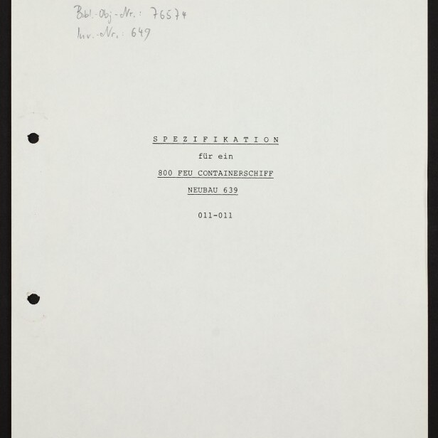 Einseitiges technisches Deckblatt mit dem Briefkopf «FLENDER WERFT Aktiengesellschaft», der zentrierten Überschrift «SPEZIFIKATION für ein 800 FEU CONTAINERSCHIFF NEUBAU 639», handschriftlichen Notizen oben links, zwei Lochungen am linken Rand und dem Logo sowie Schriftzug «Internationales Maritimes Museum Hamburg» unten links.