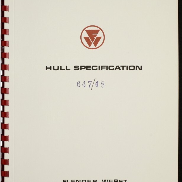 Deckblatt eines spiralgebundenen Dokuments mit rotem Firmenlogo oben, der Überschrift „HULL SPECIFICATION“, einer blauen Stempel-Nummer „647/48“, handschriftlichen Inventarnummern oben links und dem Schriftzug „FLENDER WERFT AKTIENGESELLSCHAFT“ unten.