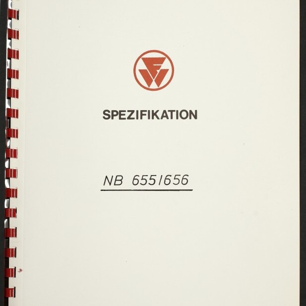 Deckblatt eines spiralgebundenen Dokuments mit rotem Firmenlogo oben, dem Titel 