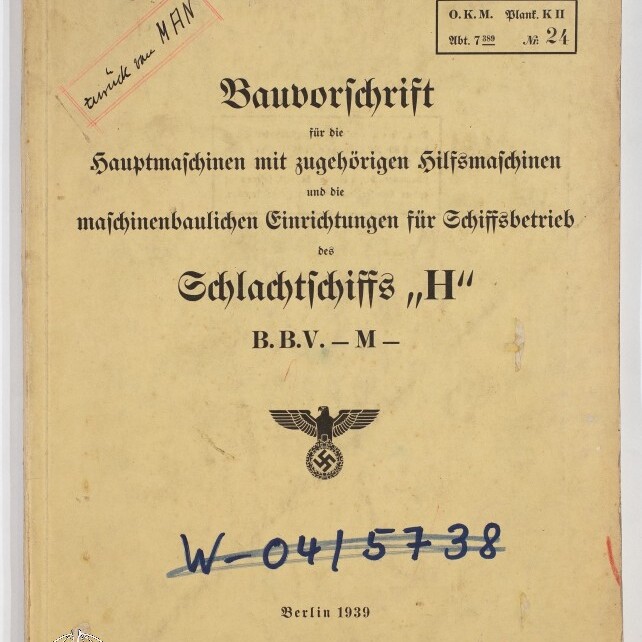 Vergilbtes Deckblatt einer deutschen Schiffstechnik-Vorschrift von 1939 mit dem Titel „Bauvorschrift … für das Schlachtschiff ‚H‘“, Hoheitsadler mit Hakenkreuz, handschriftlichen Vermerken und Stempeln (rote Zahl 150, blauer Schriftzug W‑0415738) sowie Museumswasserzeichen unten links.