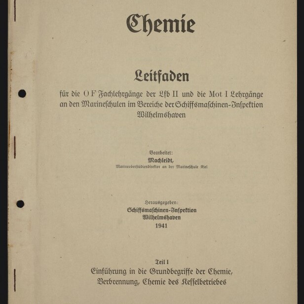Deckblatt eines alten deutschen Lehrhefts mit dem großen Titel „Chemie“ und der Überschrift „Leitfaden“, gedruckt 1941 für die Schiffsmaschinen‑Inspektion Wilhelmshaven; auf vergilbtem Papier mit Lochungen am linken Rand und Museumslogo „Internationales Maritimes Museum Hamburg“ unten links.