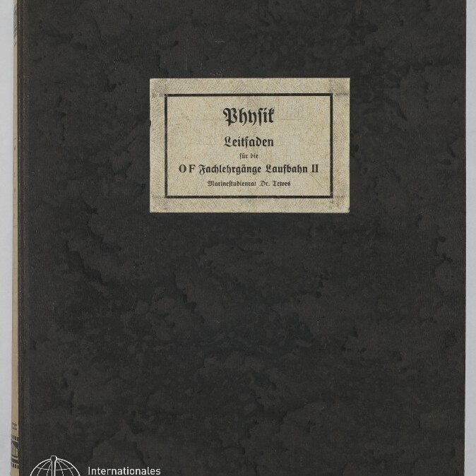 Dunkel marmorierter Bucheinband mit einer mittig aufgekleberten beigefarbenen Etikette, auf der in Frakturschrift „Physik Leitfaden für die OF Fachlehrgänge Laufbahn II“ steht; unten links das Signet des Internationalen Maritimen Museums Hamburg.
