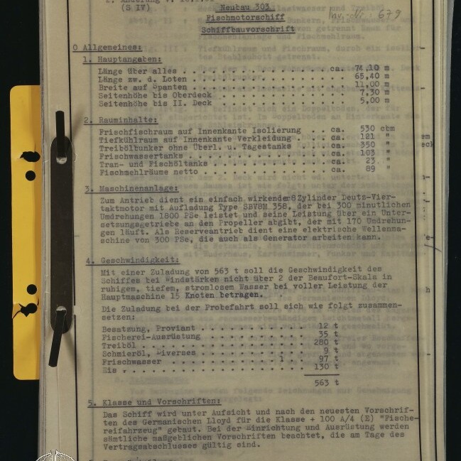Schwarzweiß-Fotokopie eines technischen Schiffsformulars vom 30. März 1960 mit maschinenschriftlichen Spezifikationen (Länge, Rauminhalt, Maschinenanlage, Geschwindigkeit) für „Neubau 303“ Fischmotorschiff, gelochte linke Seite mit gelbem Registerstreifen und Museumswasserzeichen unten links.